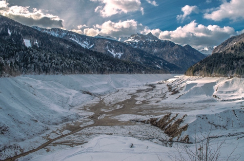 Immagine con neve, nuvole, bianco, montagna, montagne, alberi, cielo, bosco, inverno, valle, azzurro, rami