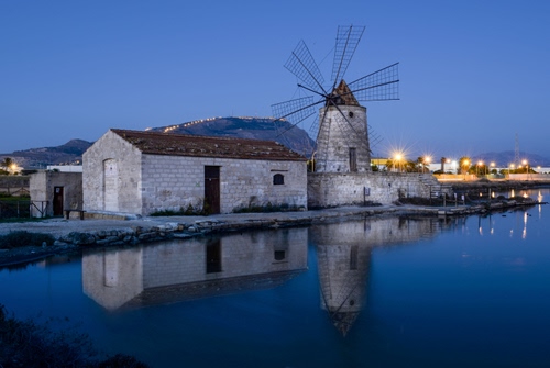 Immagine con mulino, luci, riflesso, blu, acqua, pale, cielo, riflessi, sera, mare, porta, montagne