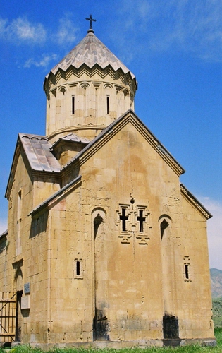 Immagine con chiesa, croci, cupola, croce, cielo, nuvole, azzurro, finestre, campanile