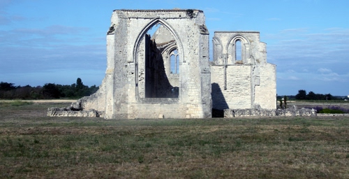 Immagine con finestre, rudere, chiesa, prato, cielo, rovine, arco, finestra, ruderi, archi, rovina