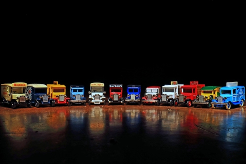 Immagine con nero, rosso, modellini, giocattoli, camion, riflessi, giallo, bianco, blu, colori, riflesso, auto, autocarri, azzurro, macchinine, celeste, veicoli, camioncini