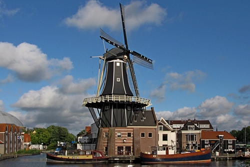 Immagine con mulino, pale, case, nuvole, barche, acqua, cielo, finestre, canale, azzurro, alberi, verde, olanda, fiume, tetti, grigio, vento