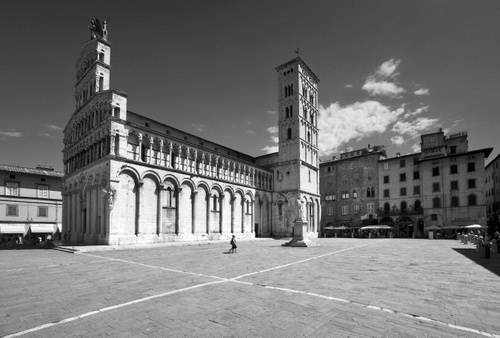 Immagine con chiesa, piazza, campanile, bianconero, monumento, torre, palazzi