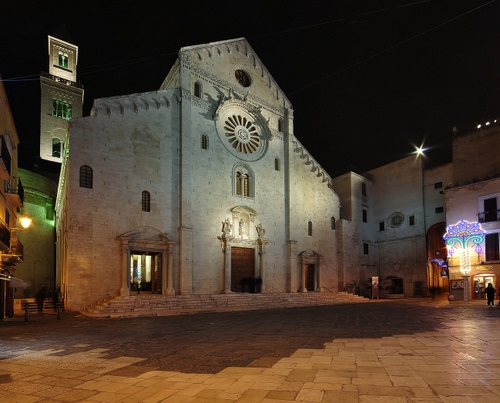 Immagine con piazza, chiesa, rosone, luci, notte, campanile, notturno, facciata