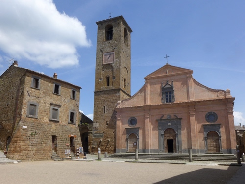 Immagine con chiesa, campanile, piazza, nuvola, cielo, torre, orologio, croce