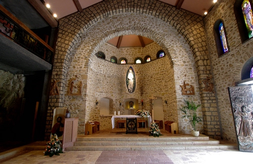 Immagine con chiesa, altare, interno, arco, abside, fiori, gradini, pietra, vetrate, cupola