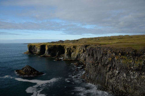 Immagine con mare, nuvole, scogliera, cielo, onde, costa, prato, verde, schiuma, rocce, scoglio, erba, acqua, azzurro, panorama, paesaggio