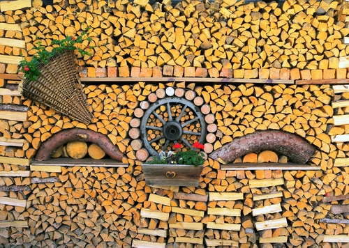 Immagine con ruota, fiori, legna, gerla, catasta, cesta, cesto, vaso, rosso, tronchi, raggi, vimini, archi, legno