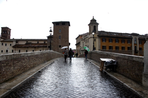 Immagine con ponte, ombrelli, pioggia, campanile, lampioni, persone, strada, torre, ombrello