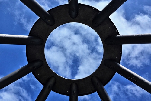 Immagine con cerchio, nuvole, cielo, raggi, ferro, azzurro, metallo, buco, bianco, celeste