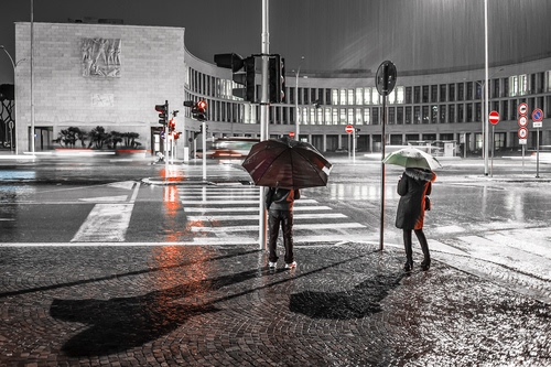 Immagine con pioggia, ombrelli, ombre, strada, notte, semaforo, riflessi, strisce