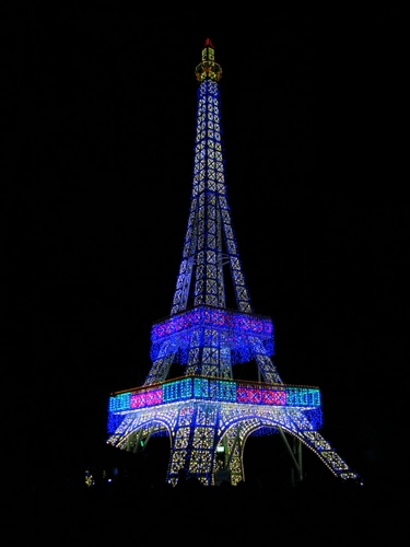 Immagine con torre, luci, parigi, colori, luminarie, eiffel, archi, notte, ferro, blu, notturno, rosa, punta, illuminazione, francia