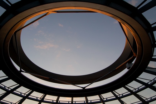 Immagine con cerchio, cielo, nuvole, architettura, tetto, geometrie, esagono, tramonto, ferro