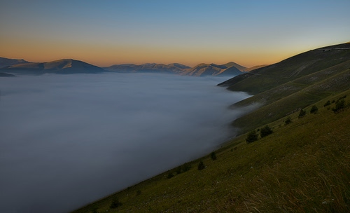 Immagine con nebbia, tramonto, montagna, montagne, lago, cielo, acqua, nuvole, verde, mare