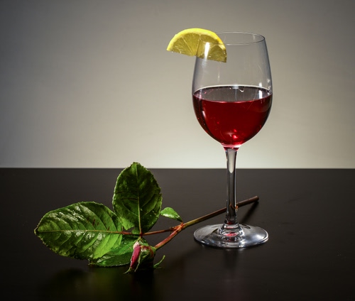 Immagine con limone, calice, bicchiere, vino, foglie, rosso, rosa, aperitivo, vetro