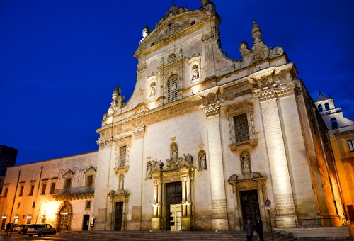 Immagine con chiesa, luci, cielo, notturno, portoni, finestre, notte, colonne, facciata, blu, automobili, porte, portone, statue, barocco, persone