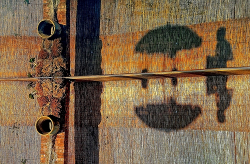 Immagine con ombrello, ombre, riflesso, persona, muro, ombrellone, doppio, ombrelli, marrone, canne, arancione, due