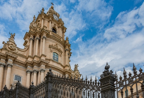 Immagine con cielo, chiesa, nuvole, colonne, cancellata, orologio, finestre, barocco, statue, cancello, croce, ringhiera, inferriata, azzurro, sicilia, ferro