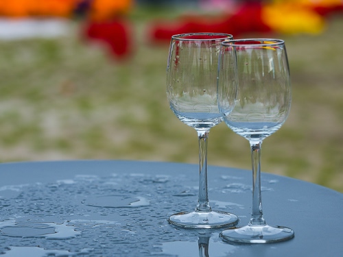 Immagine con bicchieri, due, acqua, vetro, tavolo, gocce, calici, bicchiere, pioggia, rosso