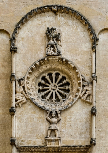 Immagine con rosone, arco, cerchio, colonne, sculture, angelo, statue, figure, raggi, archi