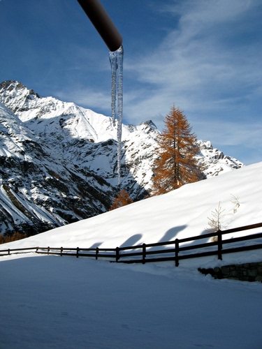 Immagine con neve, ghiaccio, montagna, staccionata, bianco, albero, inverno, cielo, tubo, alberi, acqua, azzurro, nuvole, steccato, abete, larice, grondaia, ombre, montagne, ombra