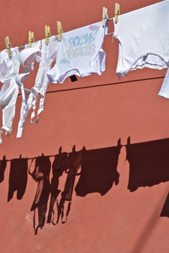 Immagine con ombra, mollette, panni, biancheria, ombre, filo, bianco, bucato, intimo, rosa, muro