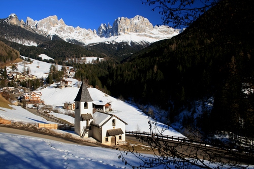 Immagine con neve, montagne, campanile, chiesa, alberi, cielo, chiesetta, case, montagna, inverno, strada, azzurro, orme, bianco, rocce, panorama, paesaggio