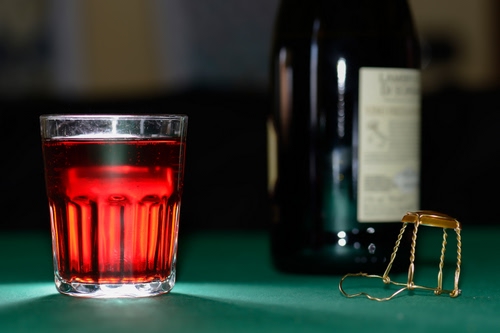 Immagine con bicchiere, bottiglia, vino, vetro, rosso, verde, liquido, luce, etichetta, tavolo, ferro