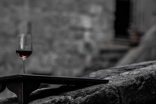 Immagine con bicchiere, vino, calice, bianconero, vetro, muro, muretto