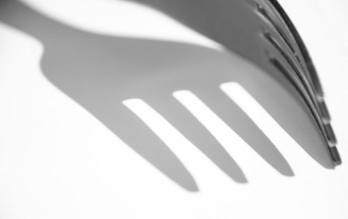 Immagine con ombra, forchetta, rebbi, bianconero, denti, quattro, punte, posata, bianco