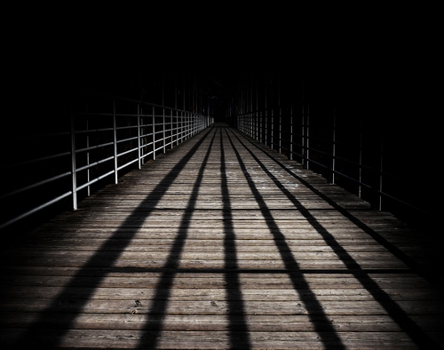 Immagine con ombre, legno, ringhiera, prospettiva, notte, pontile, ponte, notturno, ombra, ringhiere, linee, geometrico