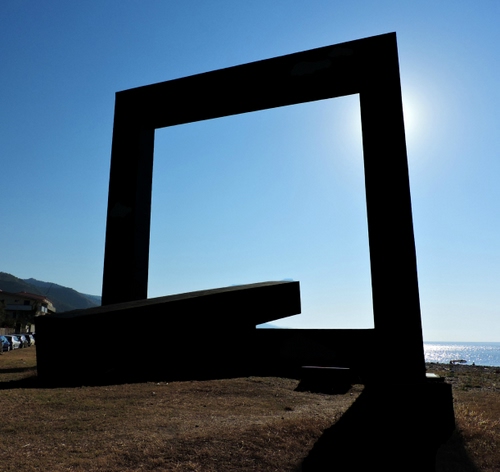 Immagine con quadrato, cielo, mare, controluce, sole, azzurro, scultura, cornice, acqua, silhouette, monumento, auto, geometria, automobili, riflesso, spiaggia