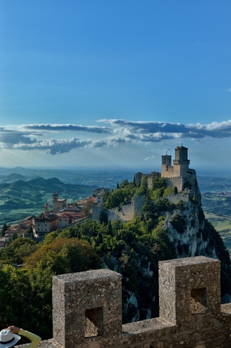 Immagine con castello, nuvole, cielo, merli, panorama, alberi, rocca, torri, borgo, cappello, verde, paesaggio, montagne, azzurro, mura, montagna