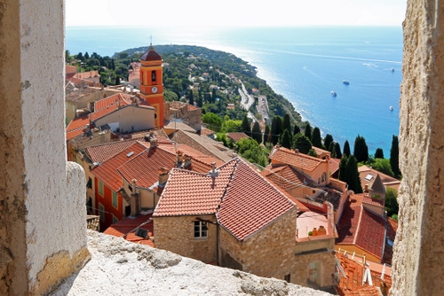 Immagine con tetti, campanile, mare, case, alberi, borgo, panorama, verde, chiesa, scorcio, azzurro, barche, costa, finestre, orologio, affaccio, rosso, strada, tegole, panoramica, paese, paesaggio