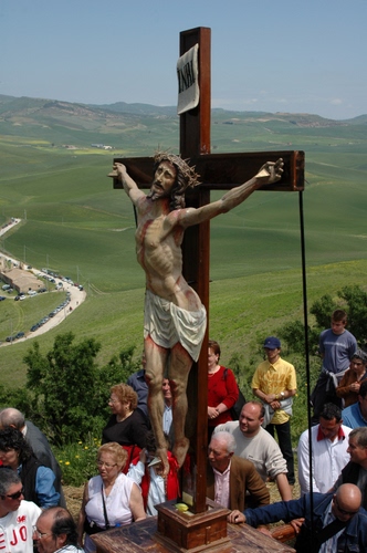 Immagine con processione, crocifisso, croce, persone, colline, verde, prati, strada, cristo, fedeli, gesù, uomini, donne, crocifissione, religione, campagna