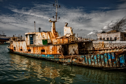Immagine con mare, nuvole, cielo, ruggine, acqua, relitto, nave, imbarcazione, riflesso, riflessi, barca, rudere, antenne, porto