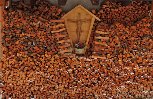 Immagine con legno, crocifisso, fiori, legna, catasta, edicola, marrone, croce, vaso, tanti, rosso, bianco, cristo