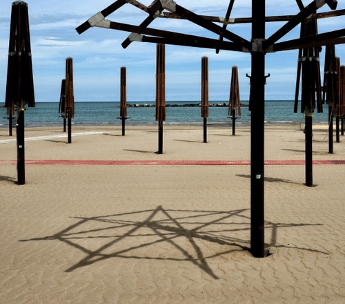 Immagine con ombrelloni, sabbia, spiaggia, ombra, mare