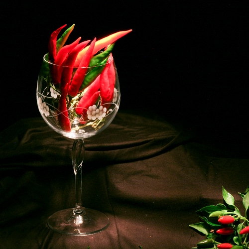 Immagine con bicchiere, rosso, peperoncini, vetro, verde, calice, foglie, trasparenza, tavolo, natura, trasparenze, ombre, gambo