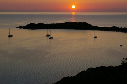 Immagine con mare, barche, sole, cielo, tramonto, orizzonte, acqua, alba, panorama, paesaggio, riflesso, insenatura, controluce, scogli, penisola, rosso, costa