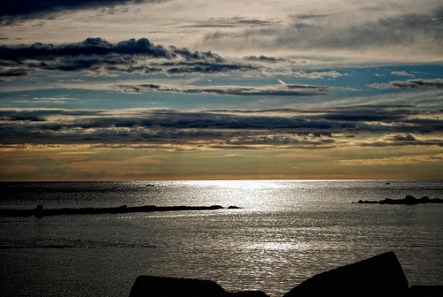 Immagine con mare, nuvole, cielo, scogli, controluce, acqua, tramonto, alba, luce