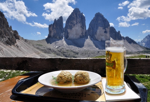 Immagine con birra, montagna, piatto, canederli, cibo, bicchiere, montagne, polpette, cime, vassoio