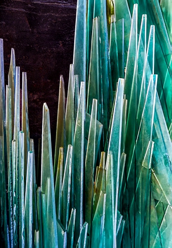 Immagine con punte, verde, vetro, verdi, nero, tagliente, arte, schegge, azzurro, vetri