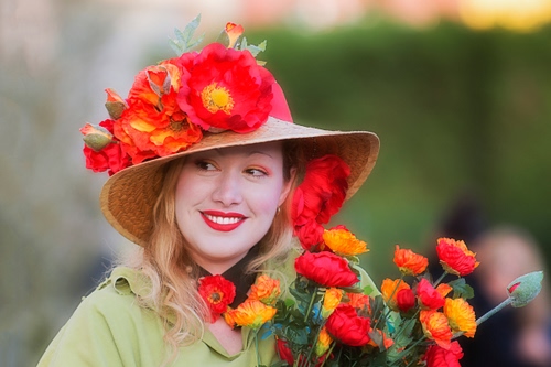 Immagine con cappello, fiori, donna, rosso, sorriso, sfocato, occhi, ritratto, bocciolo, naso, bocca, rossetto, volto, viso