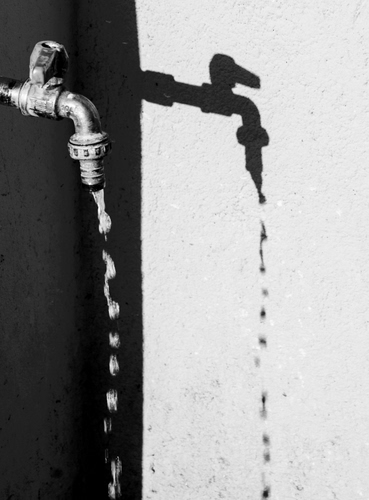 Immagine con acqua, ombra, rubinetto, gocce, bianconero, goccia