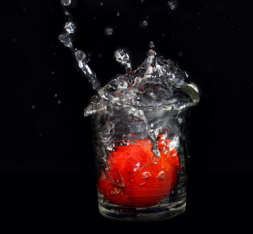 Immagine con bicchiere, acqua, rosso, gocce, schizzi, nero, vetro, frutto