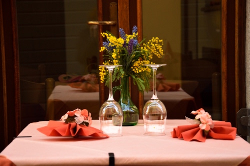 Immagine con bicchieri, fiori, tovaglioli, tavolo, tavola, tovaglia, mimosa, ristorante