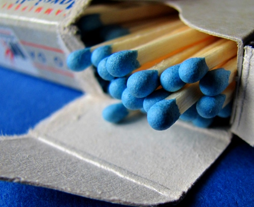 Immagine con fiammiferi, scatola, azzurro, legno, blu, zolfo, macro, carta, rosso, capocchie, cartone, grigio