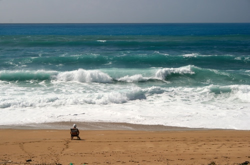 Immagine con onde, mare, sabbia, persona, spiaggia, schiuma, acqua, orizzonte, cielo, sedia, sdraio, azzurro, solitudine, verde, orme, bagnasciuga