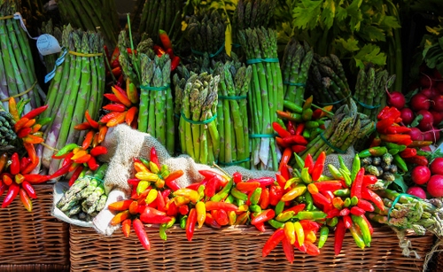 Immagine con rosso, asparagi, verde, giallo, peperoncini, verdure, ortaggi, vimini, peperoni, ceste, cesti, ravanelli, colori, peperoncino, cibo, elastici